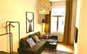 Contemporary City Apartment - By Nahuen Suites